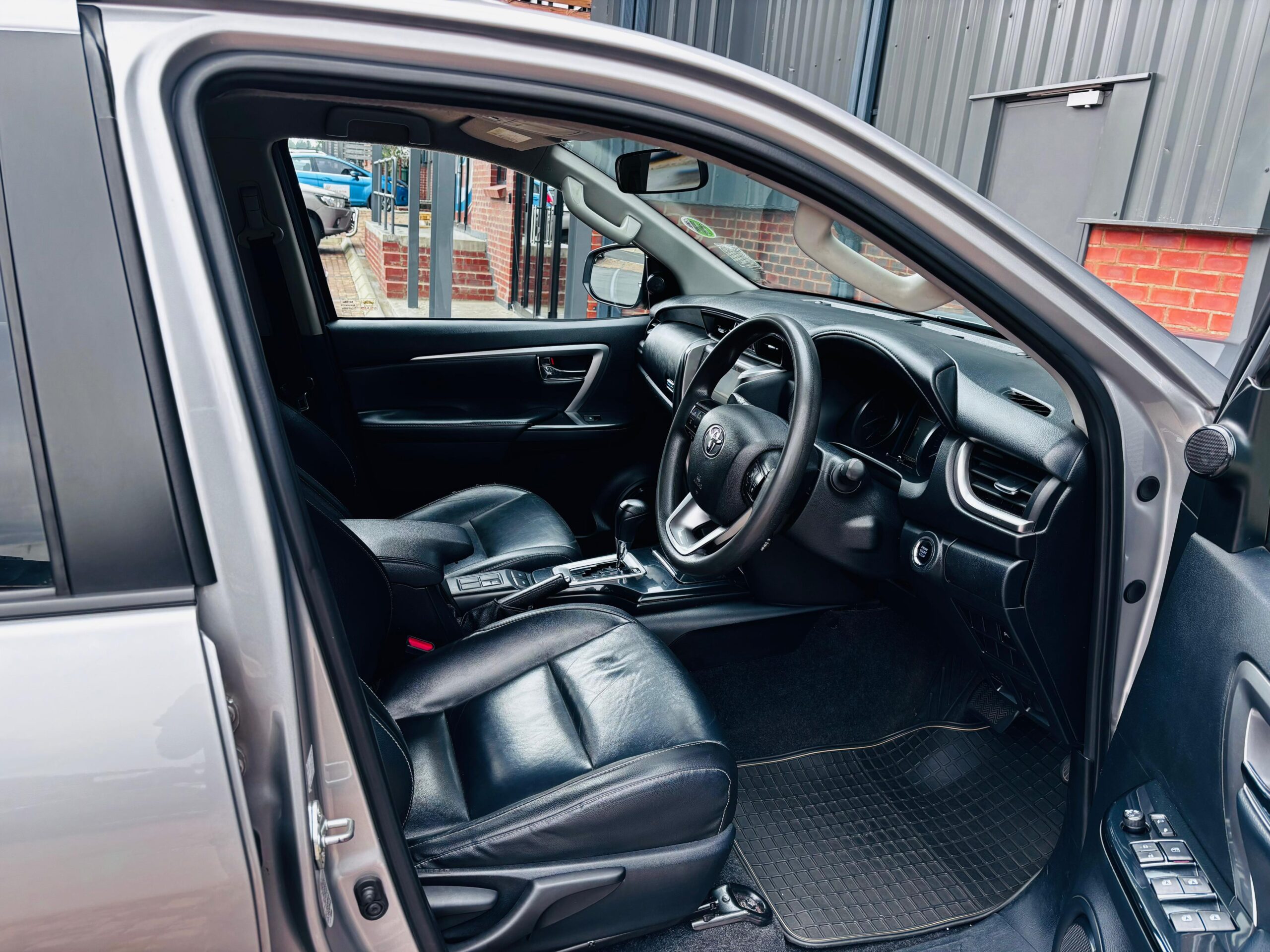 
								2022 Toyota Fortuner 2.4 GD-6 Auto full									