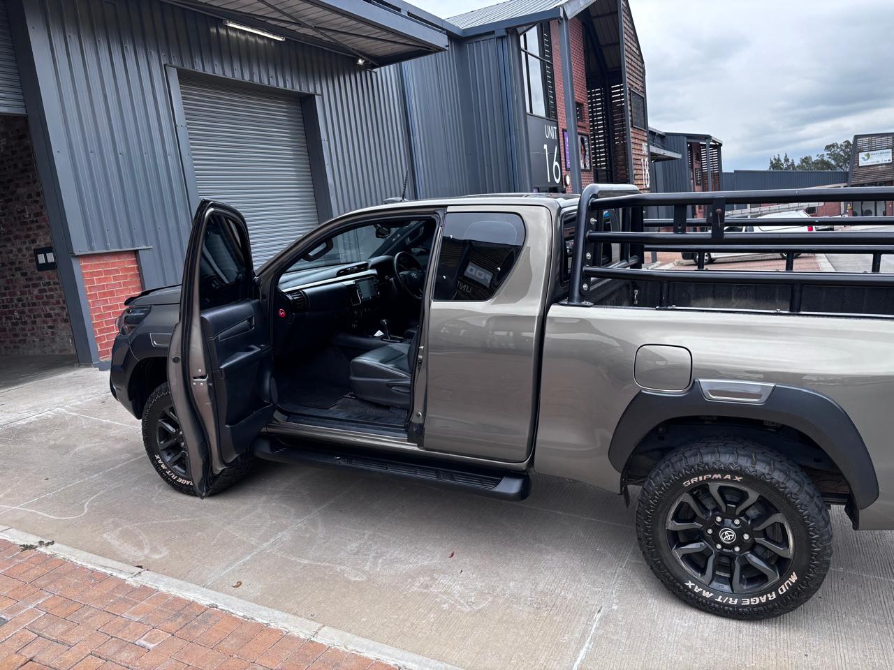 
								2022 toyota hilux 2.8 gd6 RB Legend full									